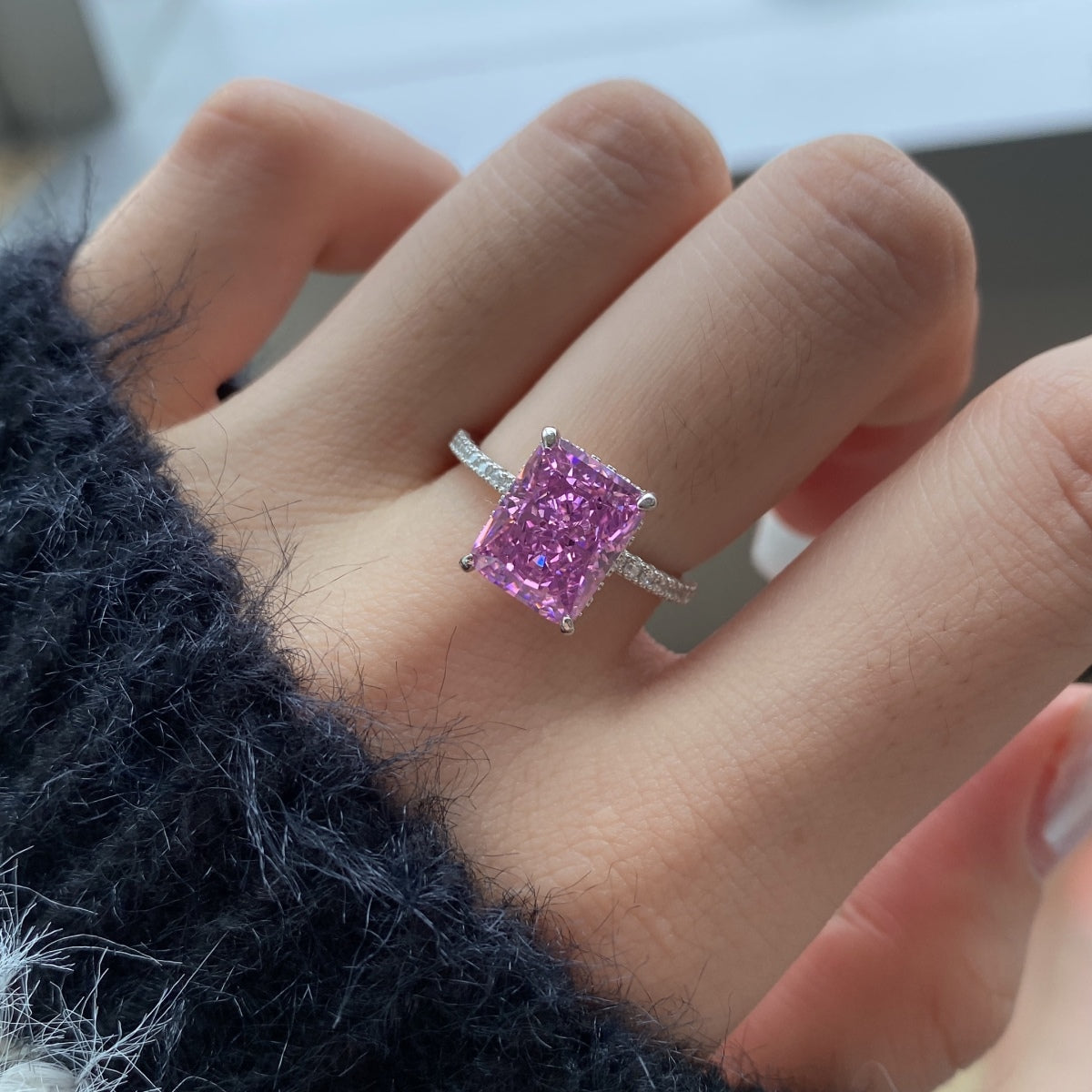 [Charm Aries Jewelry]4.0 Carat Luxurious Engagement Ring