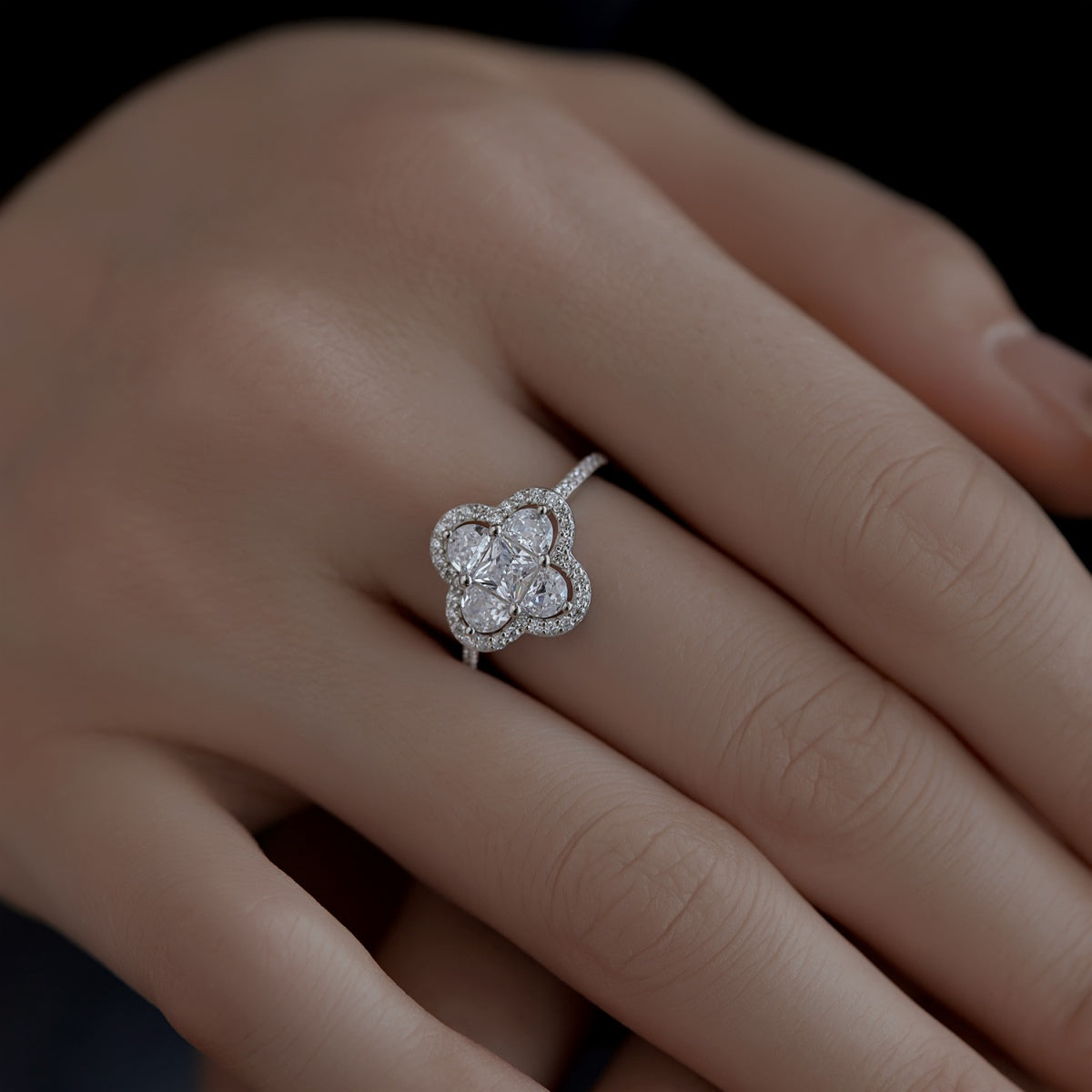 [Charm Aries Jewelry]Luxurious Eternity Flower Shape Banquet Ring