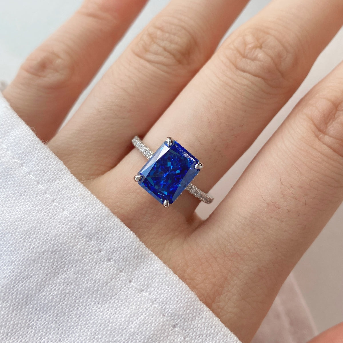 [Charm Aries Jewelry]4.0 Carat Luxurious Engagement Ring