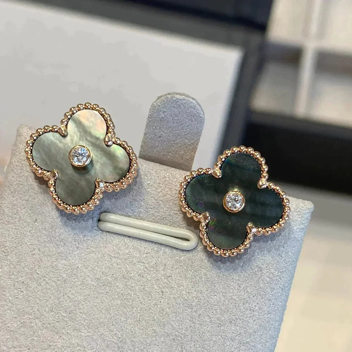 [Charm Aries Jewelry]CLOVER MEDIUM 1 MOTIFS GRAY MOP  DIAMOND EARRINGS