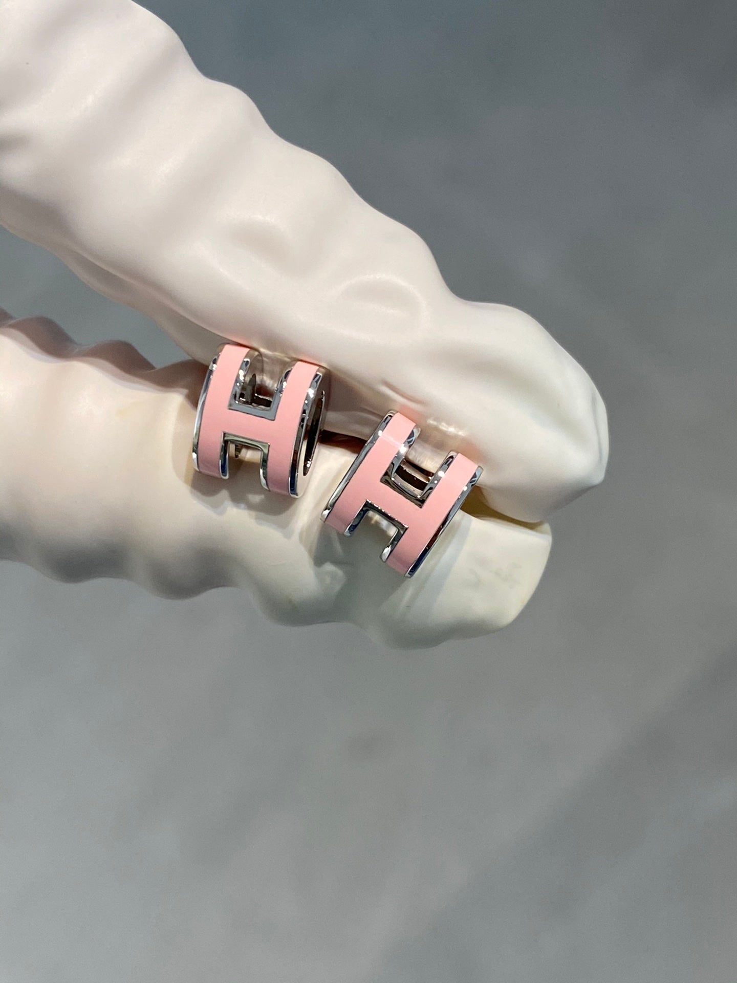 [Charm Aries Jewelry]MINI POP H SILVER EARRINGS PINK