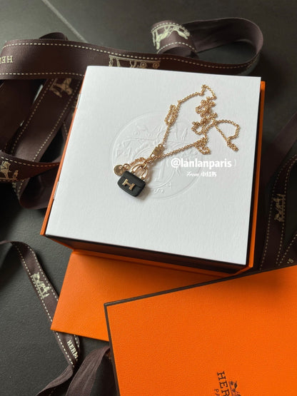 [Charm Aries Jewelry]CONSTANCE BLACK PEDANT PINK GOLD NECKLACE