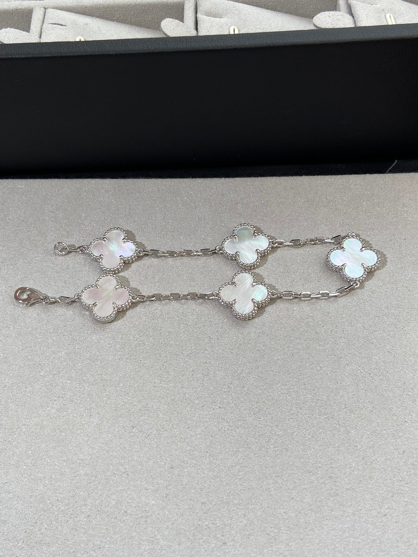 [Charm Aries Jewelry]CLOVER SILVER MOP 5 MOTIF BRACELET