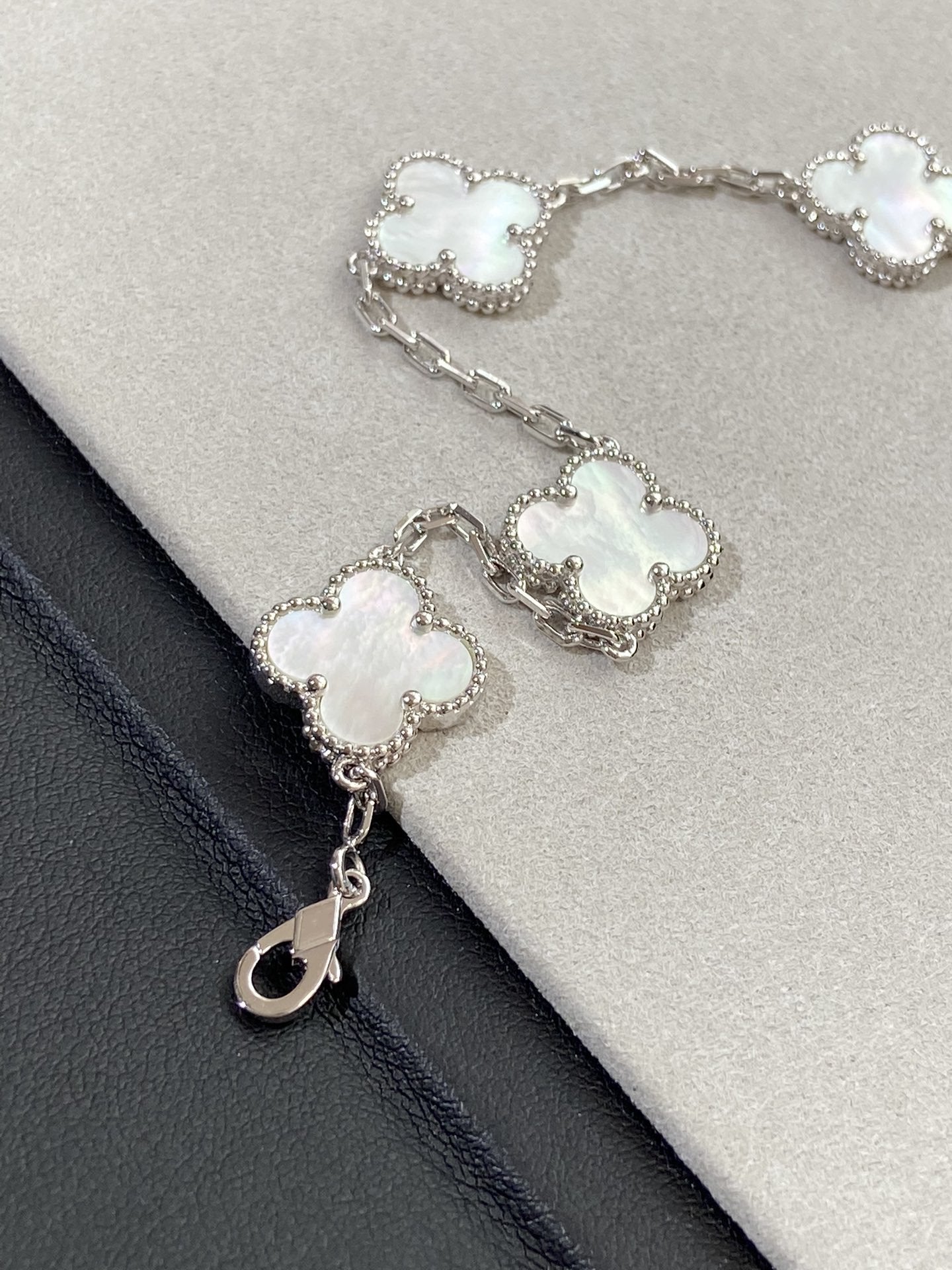 [Charm Aries Jewelry]CLOVER SILVER MOP 5 MOTIF BRACELET