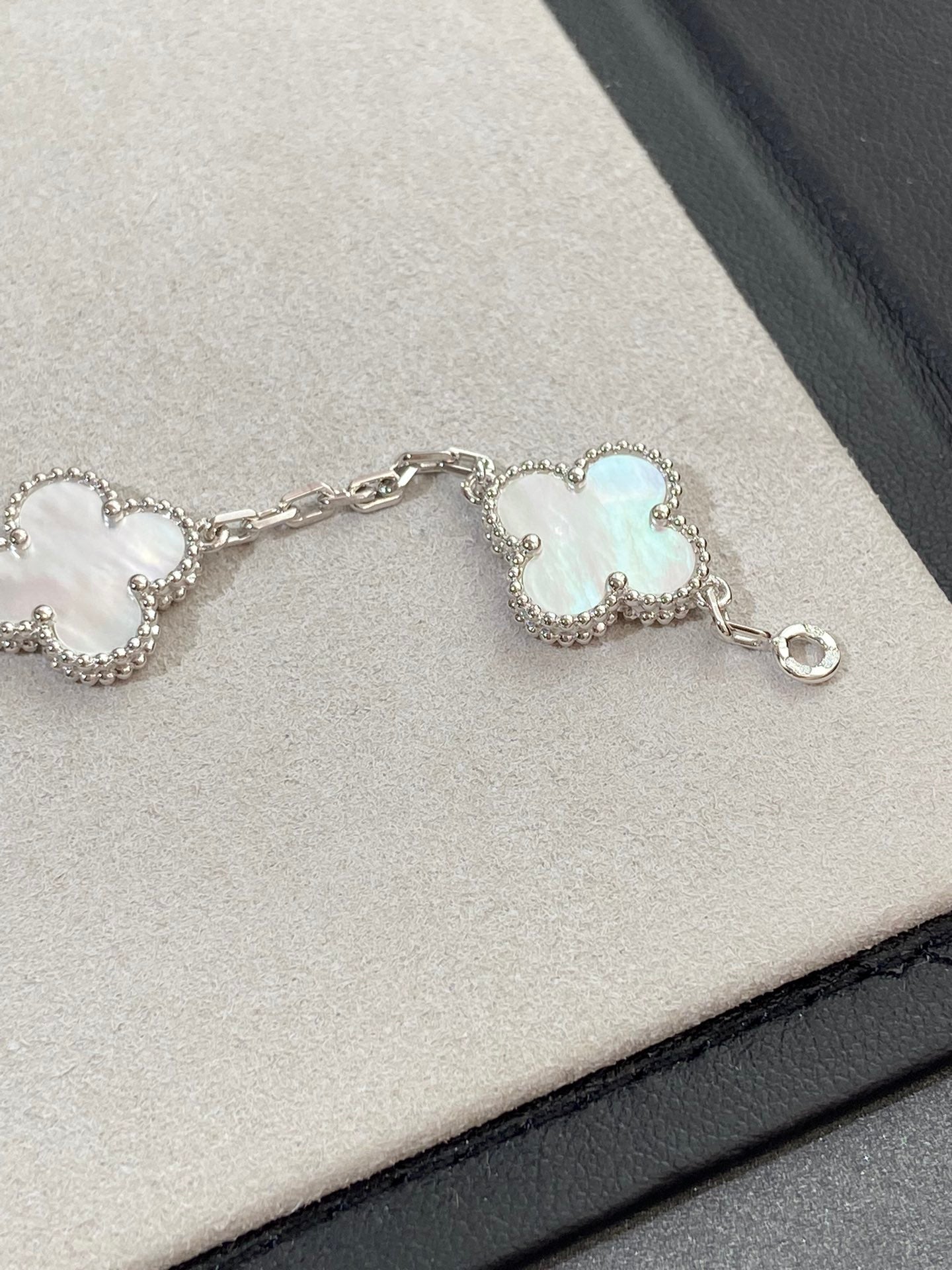 [Charm Aries Jewelry]CLOVER SILVER MOP 5 MOTIF BRACELET