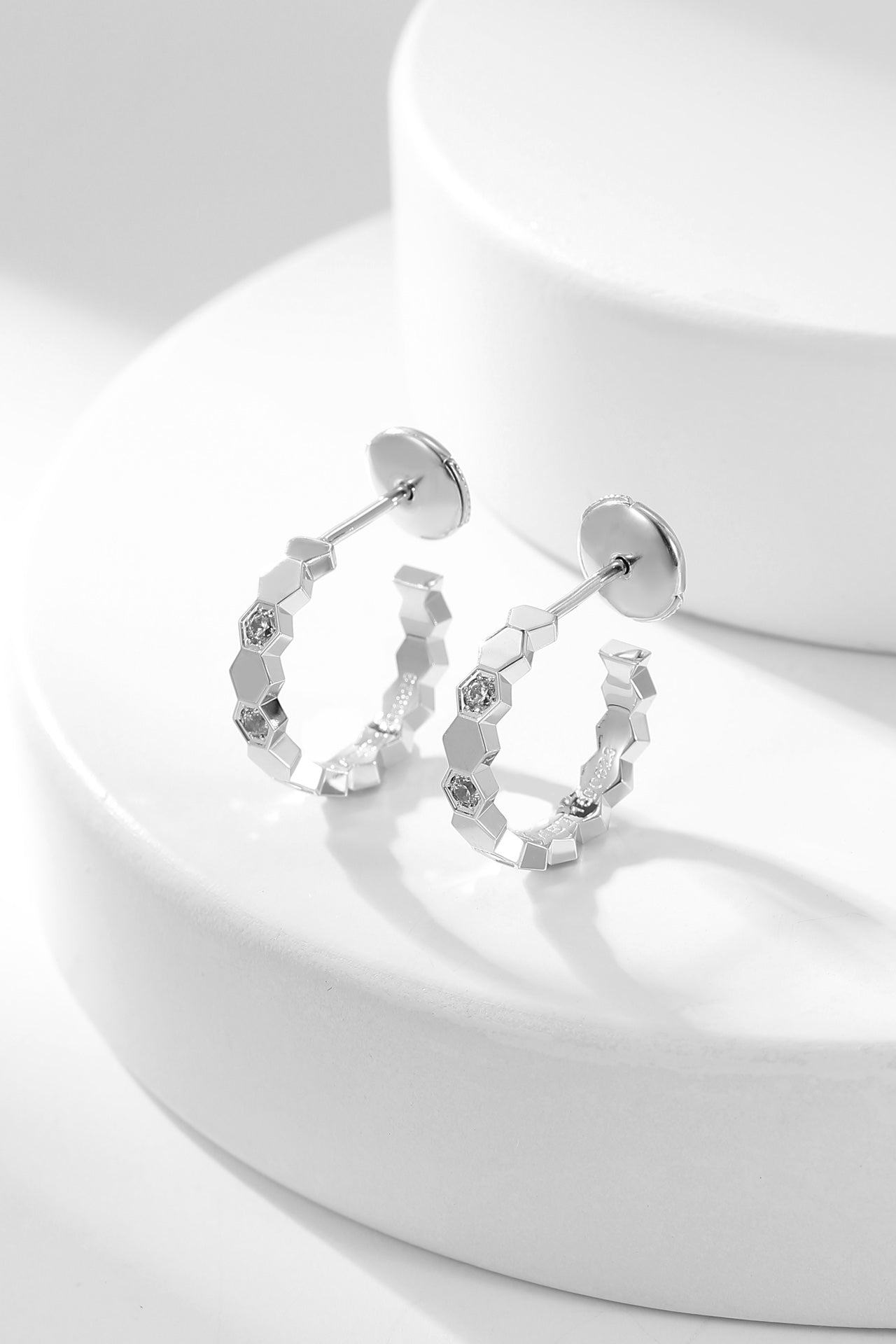 [Charm Aries Jewelry]BEE LOVE DIAMOND HOOP EARRINGS