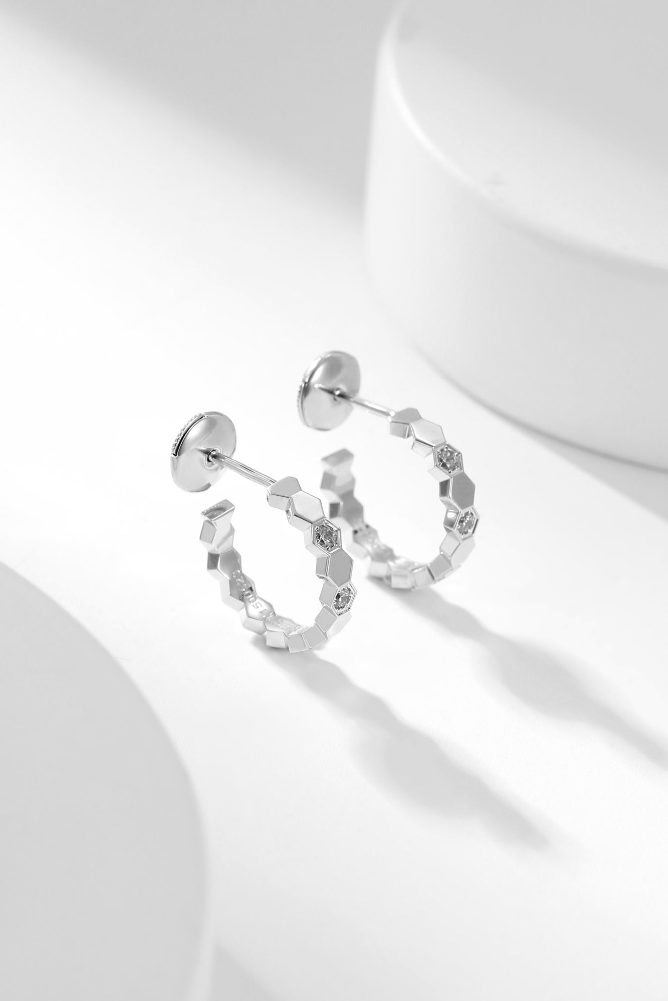 [Charm Aries Jewelry]BEE LOVE DIAMOND HOOP EARRINGS