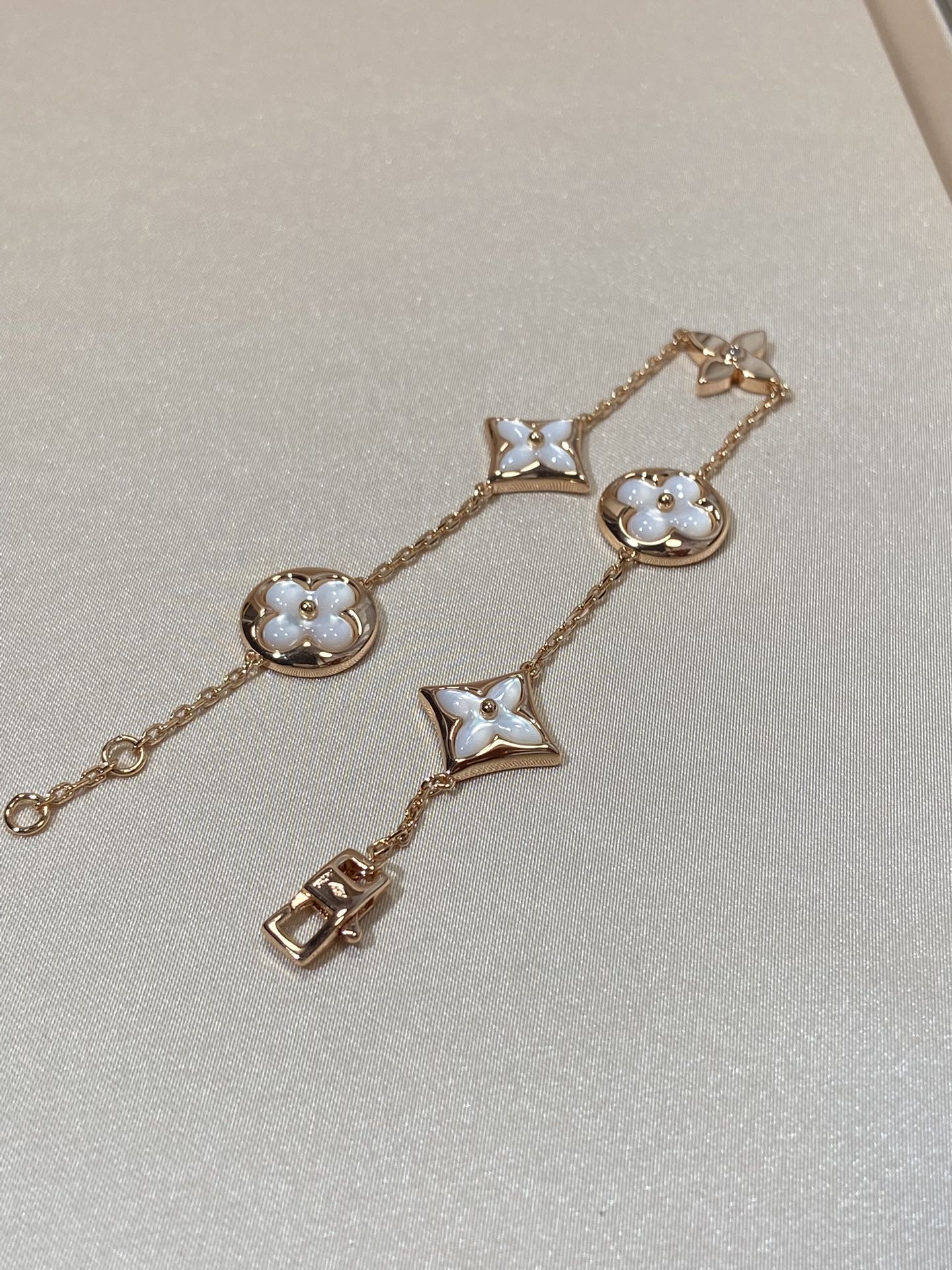 [Charm Aries Jewelry]STAR AND SUN 5 MOTIF MOP PINK GOLD BRACELET