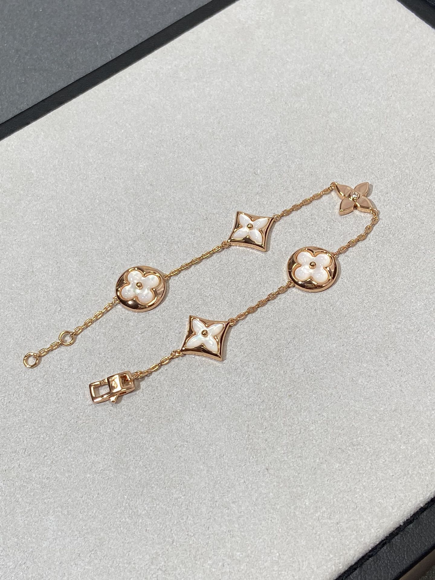 [Charm Aries Jewelry]STAR AND SUN 5 MOTIF MOP PINK GOLD BRACELET