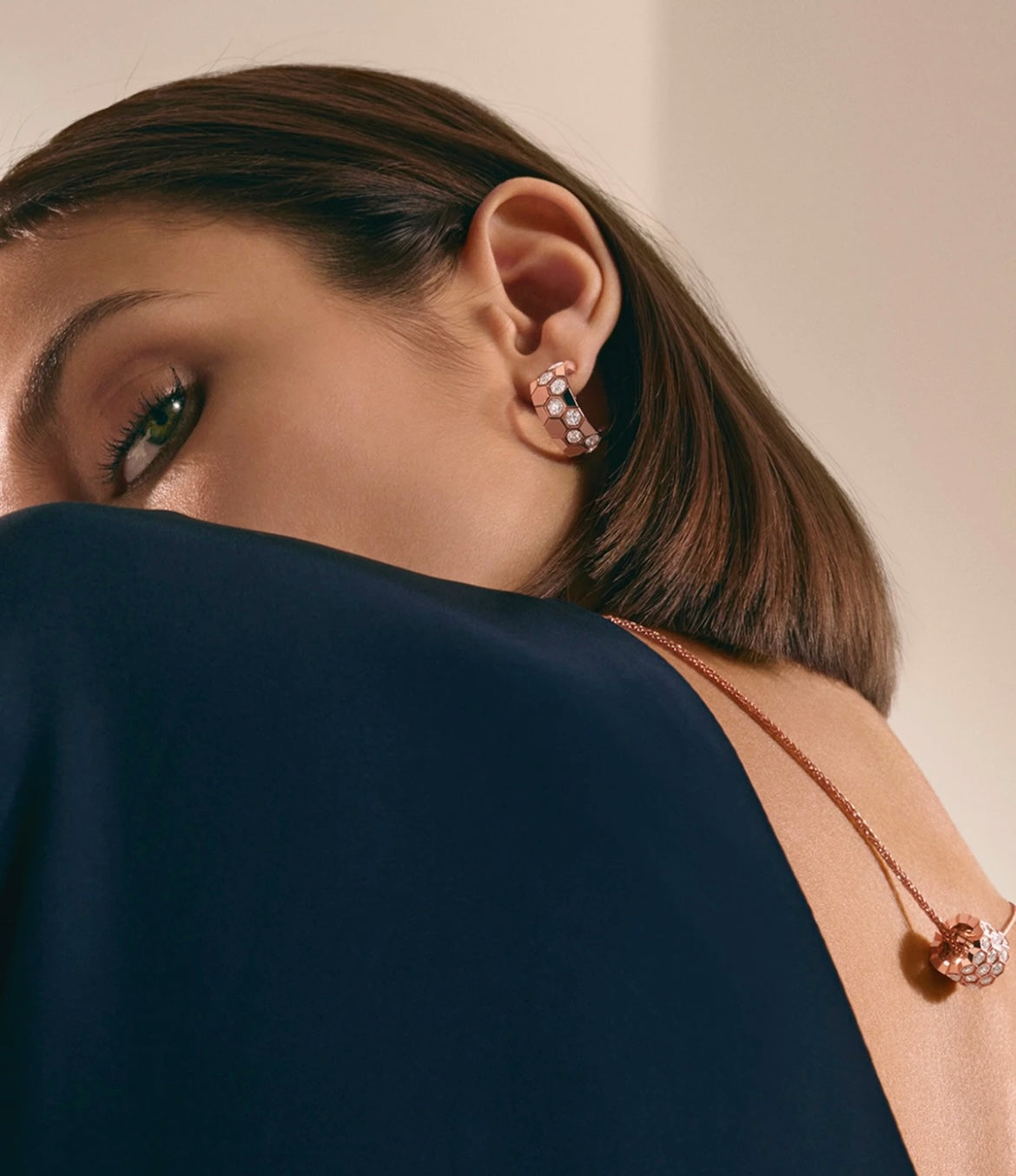 [Charm Aries Jewelry]BEE LOVE DIAMOND HOOP EARRINGS