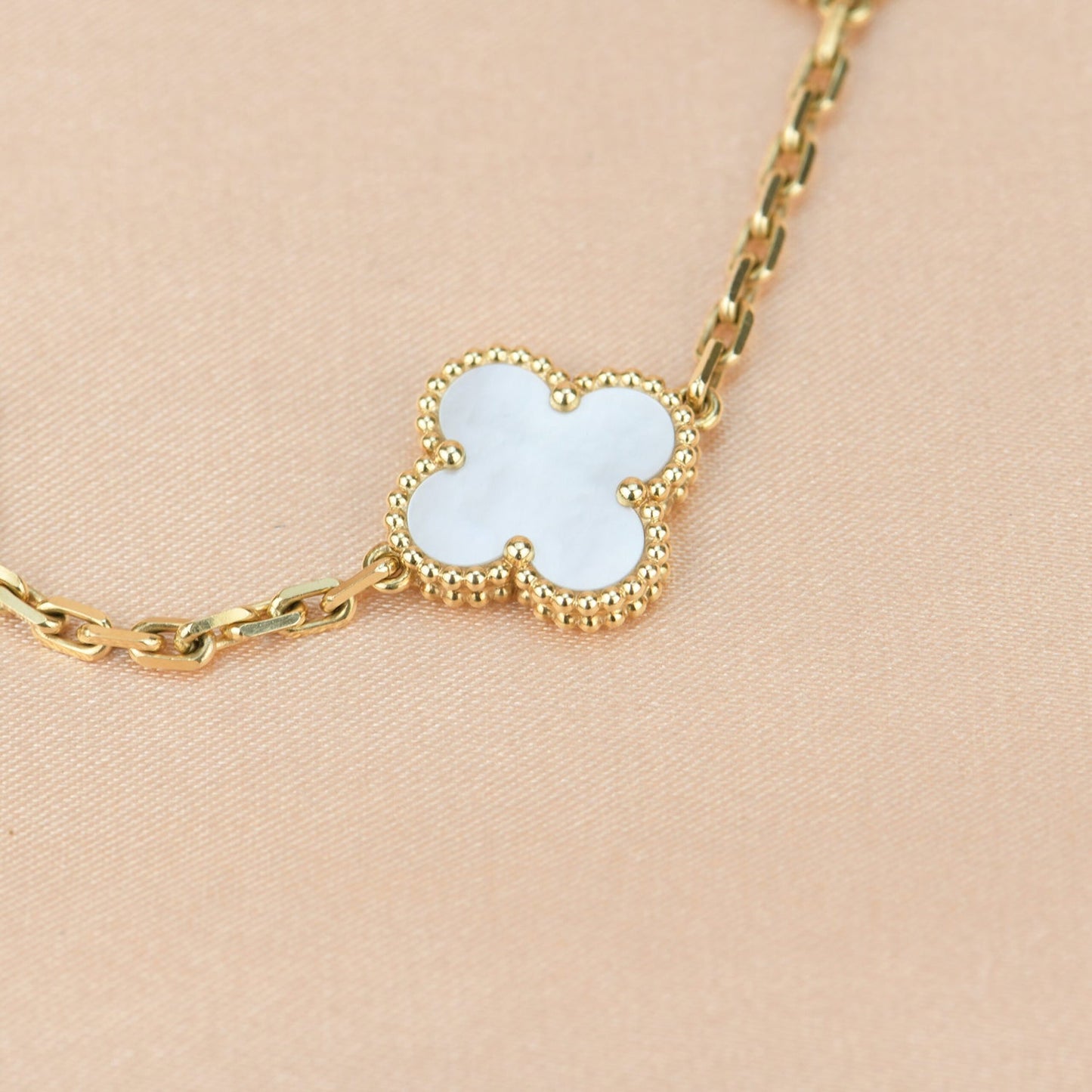 [Charm Aries Jewelry]CLOVER  5 MOTIF WHITE MOP BRACELET