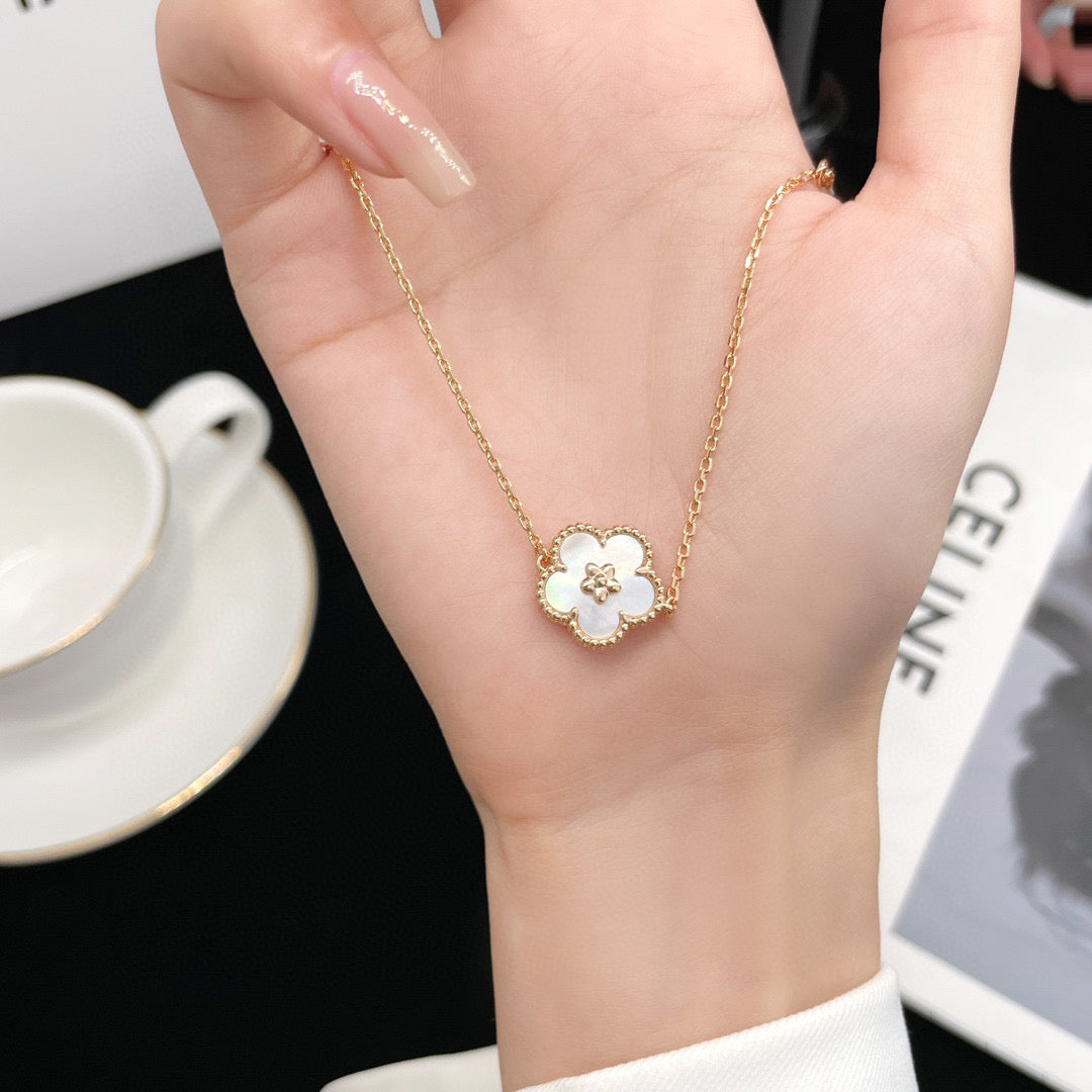 [Charm Aries Jewelry]LUCKY WHITE MOP PLUM BLOSSOM  BRACELET