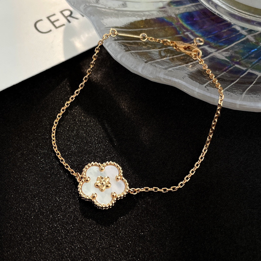 [Charm Aries Jewelry]LUCKY WHITE MOP PLUM BLOSSOM  BRACELET