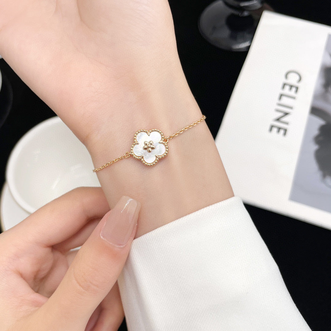 [Charm Aries Jewelry]LUCKY WHITE MOP PLUM BLOSSOM  BRACELET