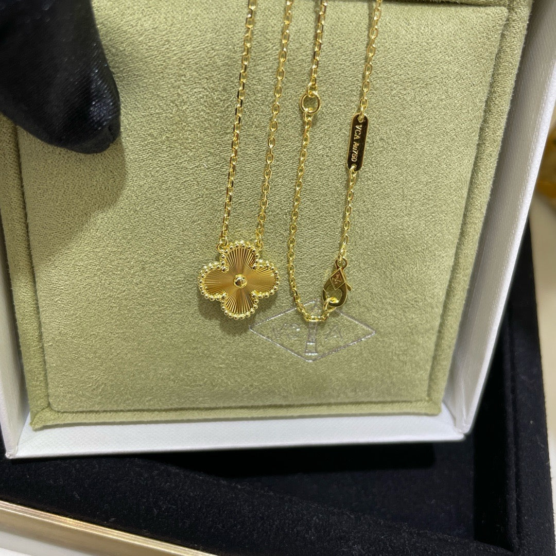 [Charm Aries Jewelry]CLOVER 15MM LASER NECKLACE