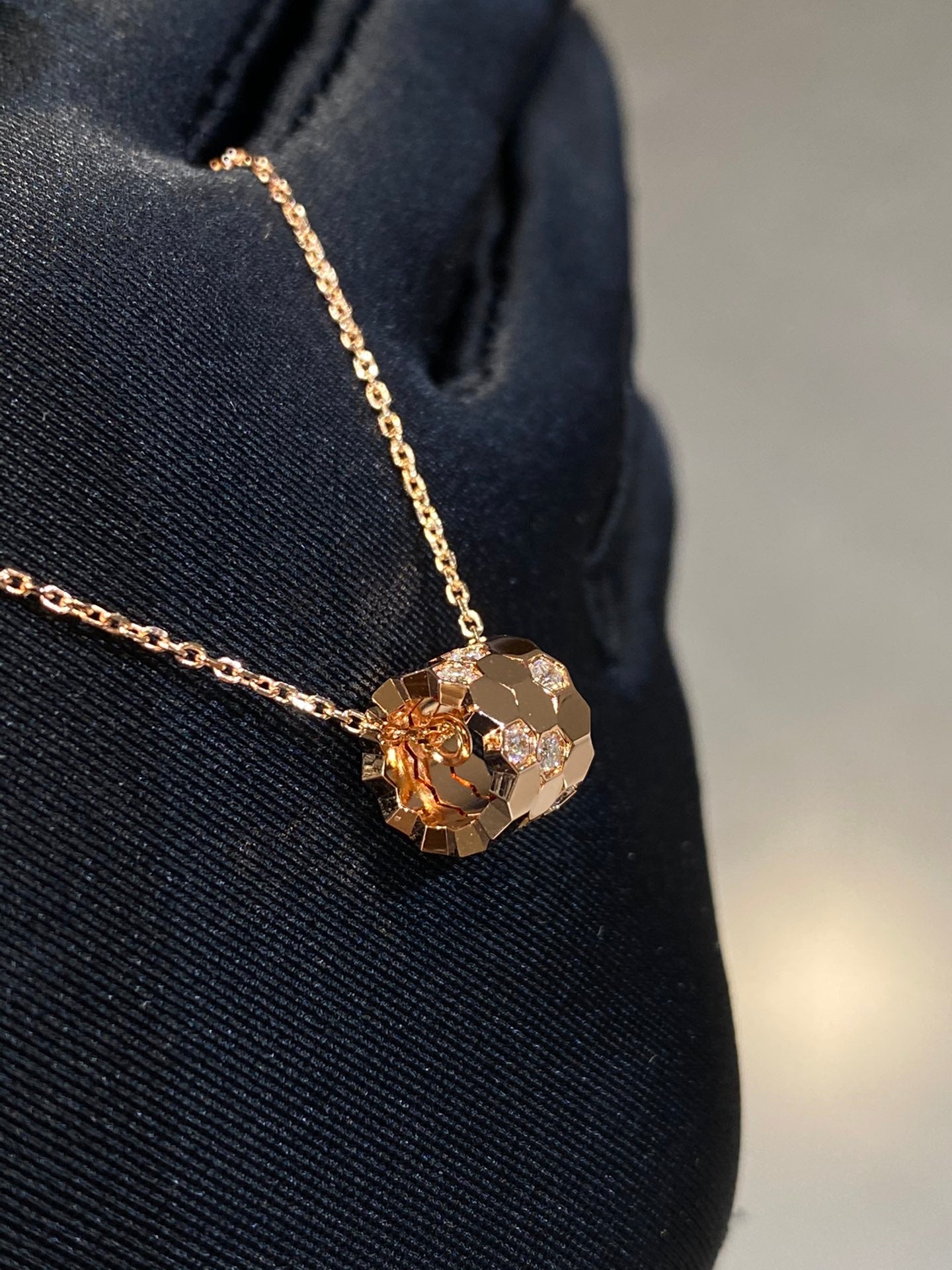 [Charm Aries Jewelry]BEE LOVE DIAMOND NECKLACE