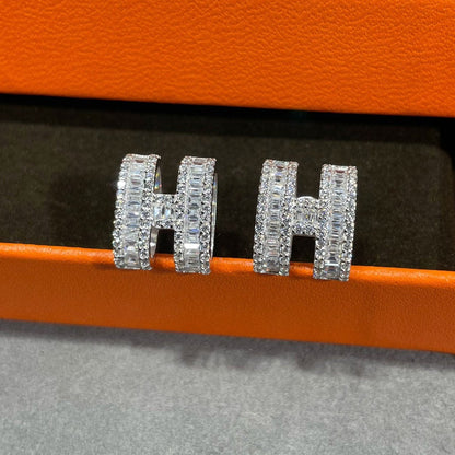 [Charm Aries Jewelry]H STUD EARRINGS WITH SILVER DIAMONDS