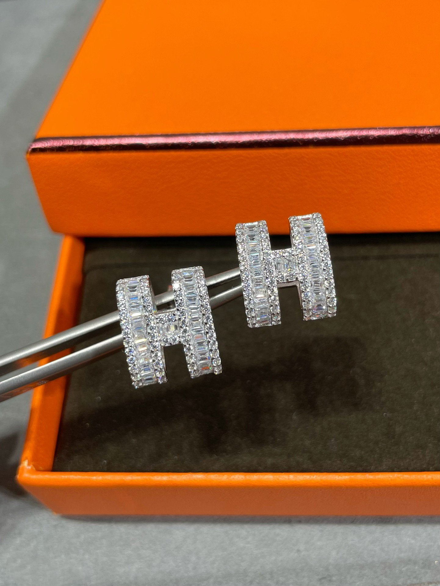 [Charm Aries Jewelry]H STUD EARRINGS WITH SILVER DIAMONDS