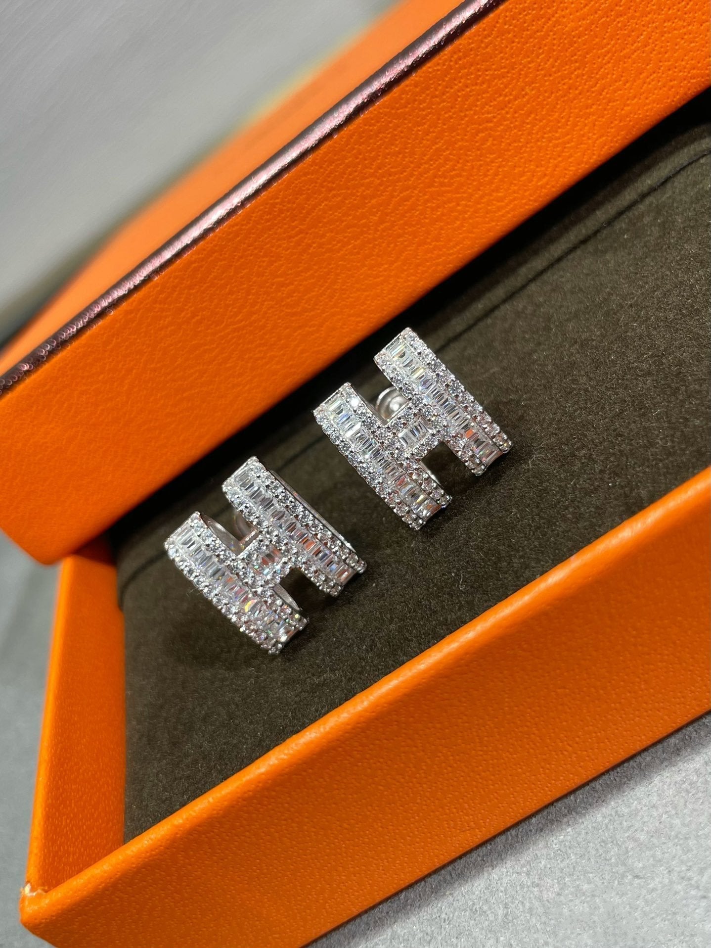 [Charm Aries Jewelry]H STUD EARRINGS WITH SILVER DIAMONDS