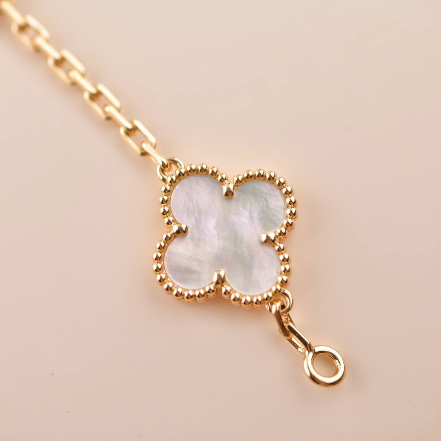 [Charm Aries Jewelry]CLOVER  5 MOTIF WHITE MOP BRACELET