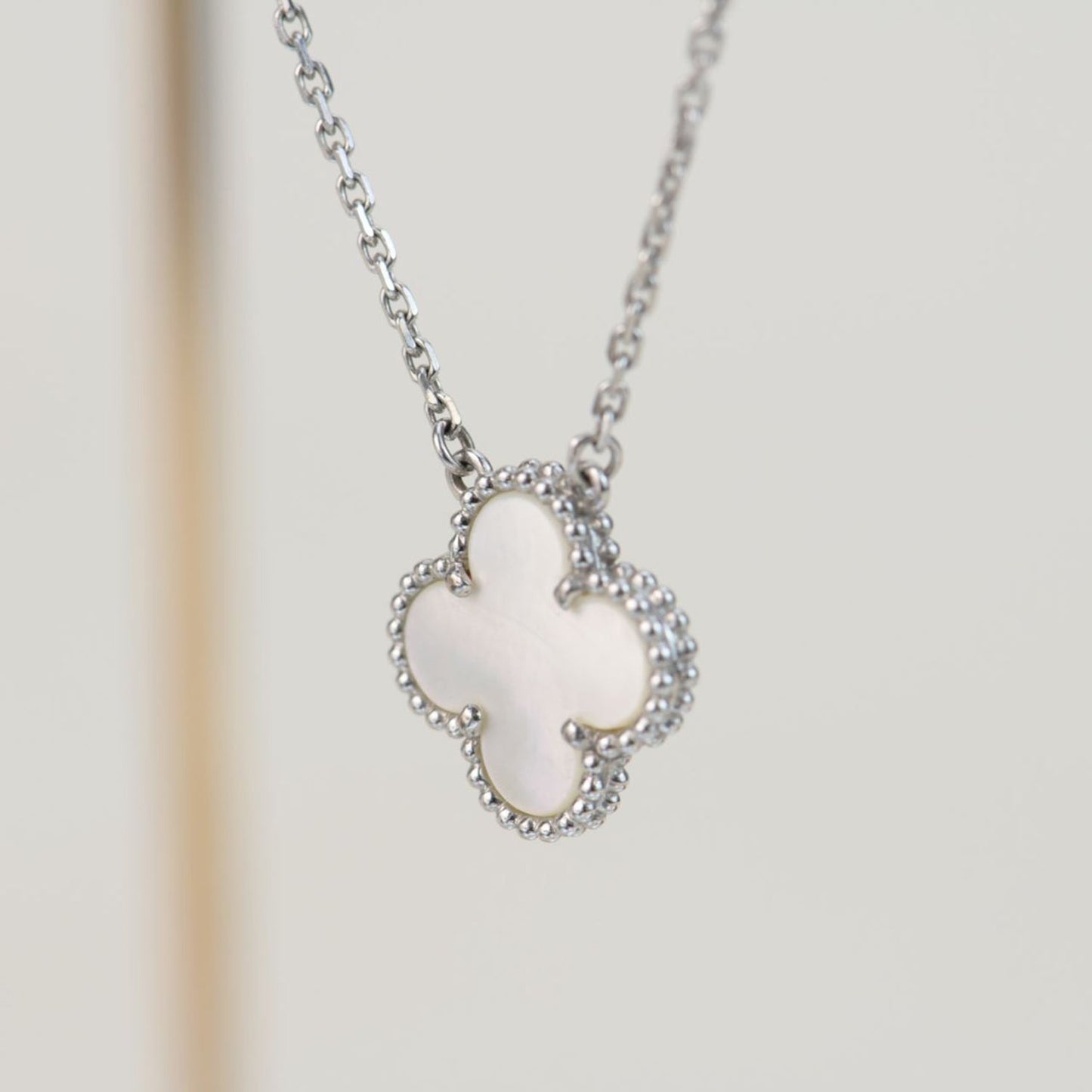[Charm Aries Jewelry]CLOVER  15MM WHITE MOTHER-OF-PEARL SILVER