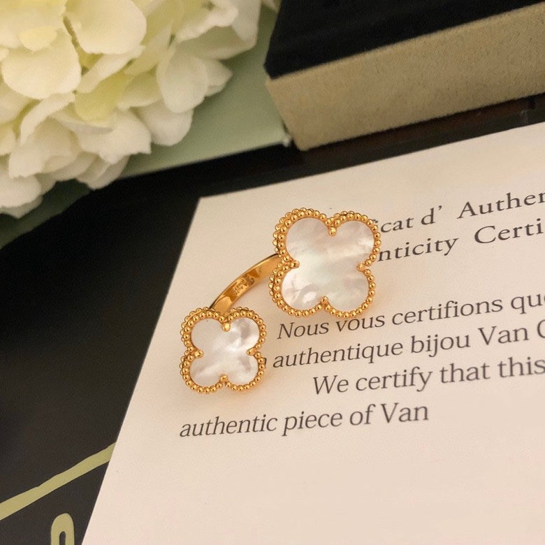 [Charm Aries Jewelry]CLOVER BETWEEN THE FINGER RING